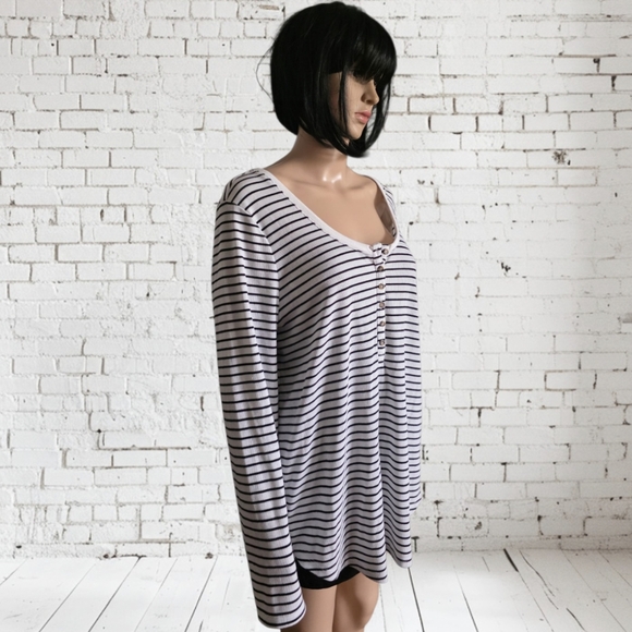 2/20$ Old navy black/ white striped long sleeves knit sweater, XXL - Picture 3 of 11